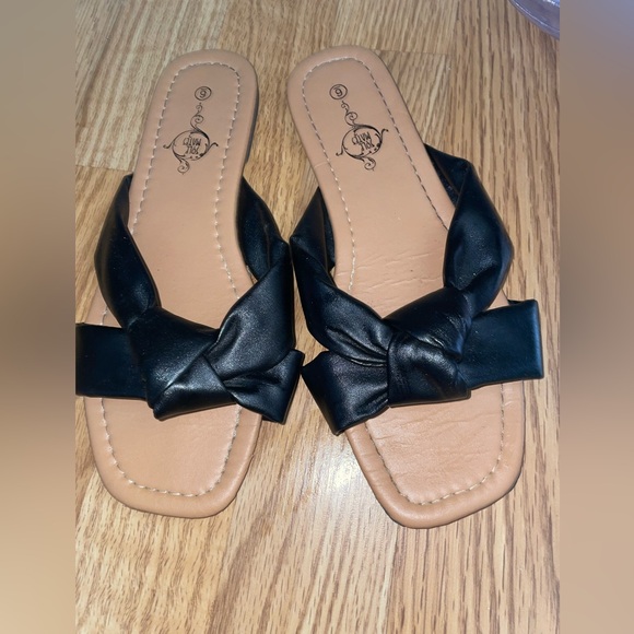 Sole mates Ladies Black Bow Slip On Sandals size 6 black open toe - Picture 5 of 7